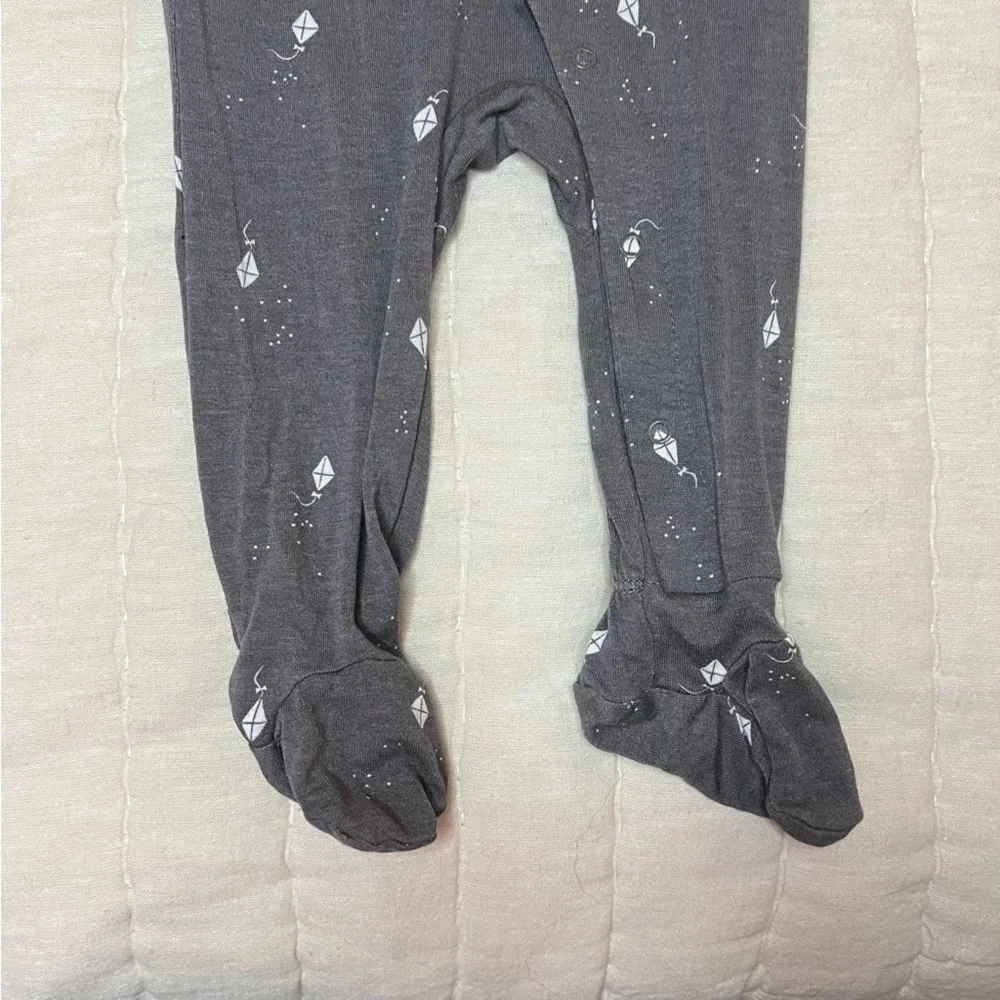 Modern Moments by Gerber Super Soft Gray Kite Print Footie Size 6-9 Months